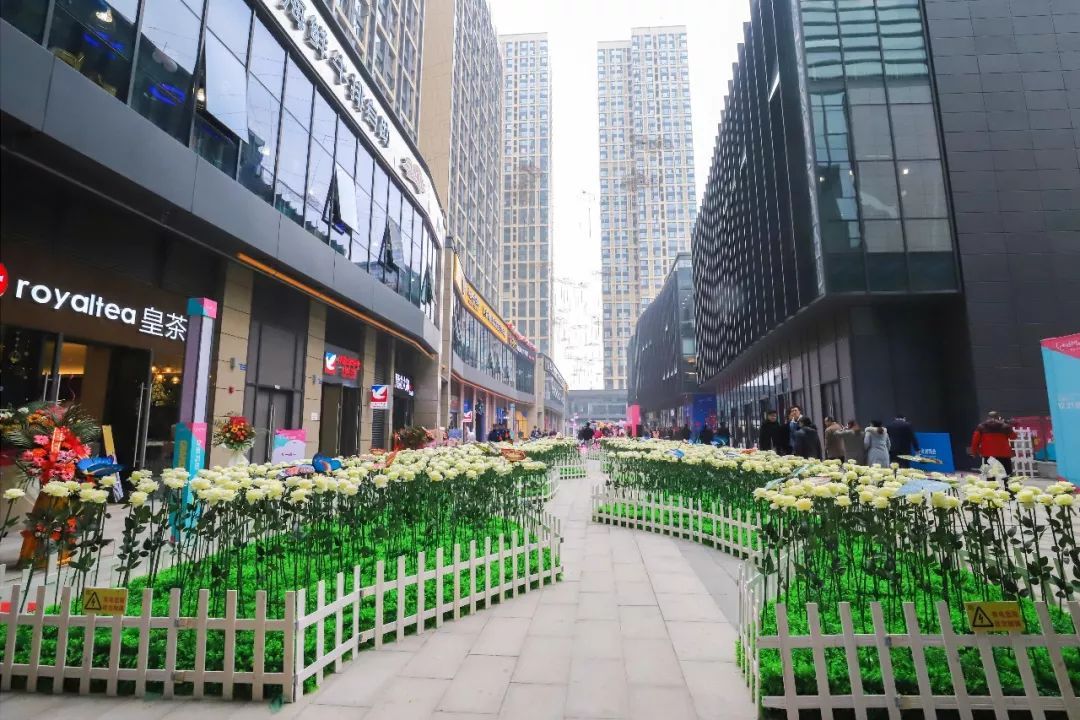 新区生活性服务业再升级!蓝润置地广场今日开业!