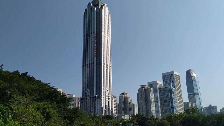 海口置地东方广场高度260米，位居海南高楼排行榜前列